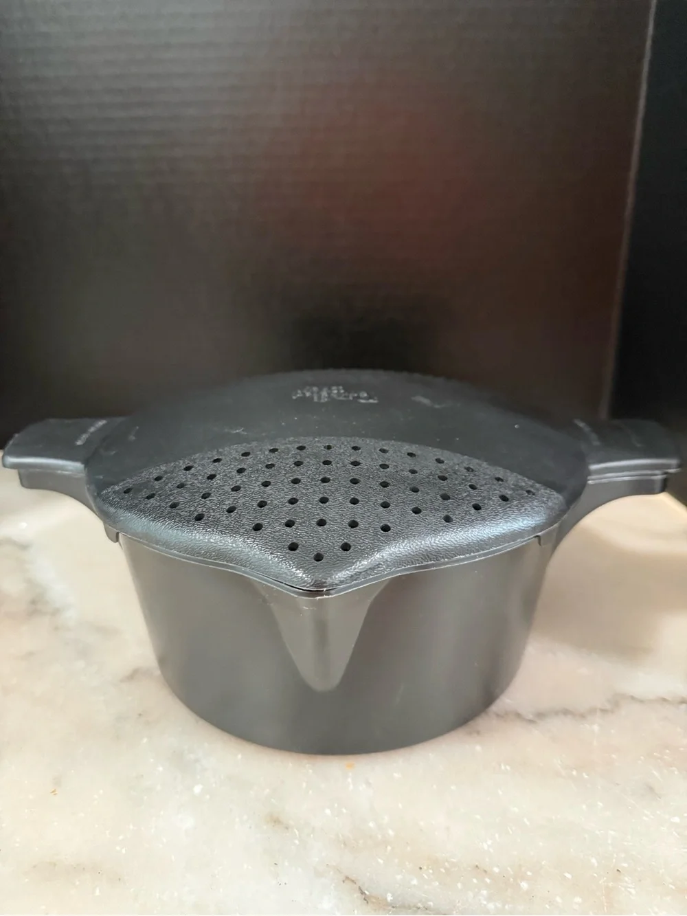 Pampered Chef Large Micro Cooker Microwave Steamer 2 Qt  Liter 8 Cup Black USA